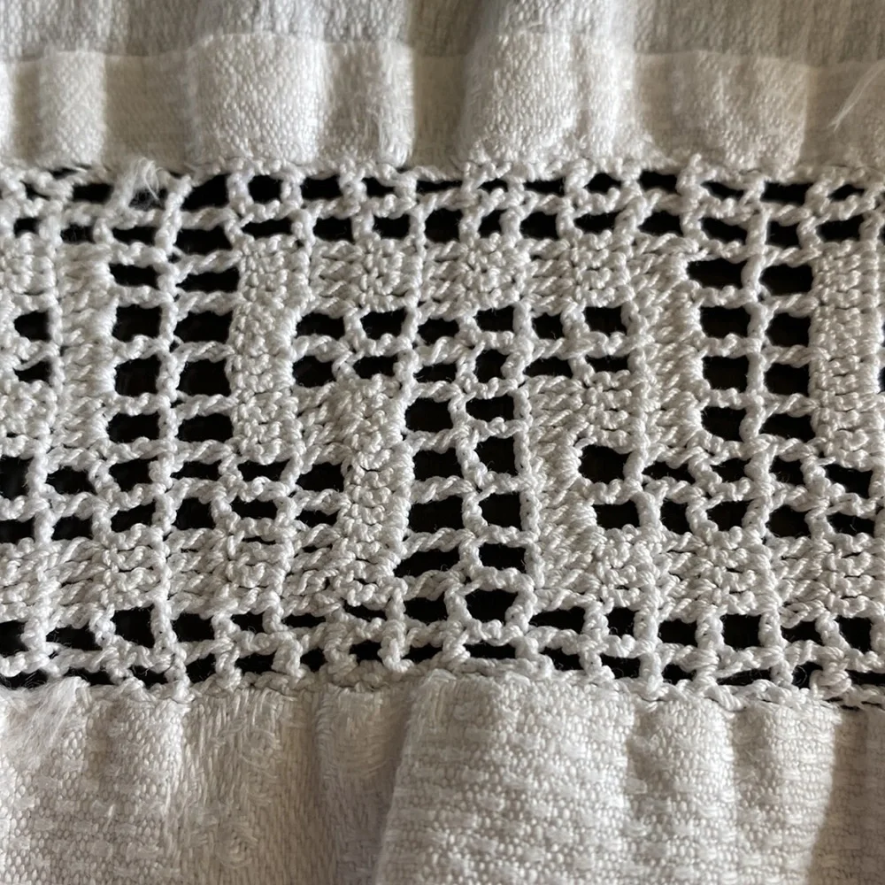 Beautiful Vintage Creamy White Crocheted Ruffled Edge Towel!